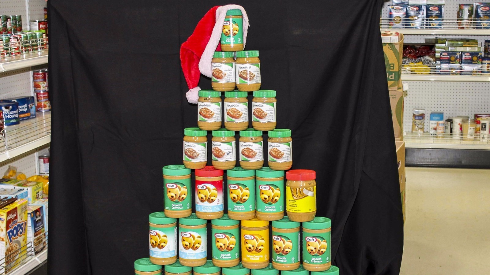 En tout, 384 pots de beurre d'arachide ont été récoltés au cours des spectacles de Robby Johnson, de passage dans la Beauce la fin de semaine passée. L'ensemble des dons a été remis à la banque alimentaire Moisson Beauce.