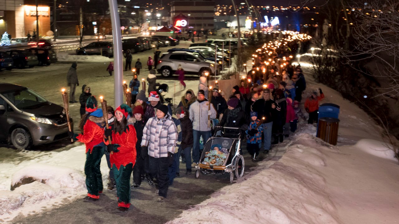 Près de 350 personnes à la traditionnelle marche aux flambeaux de Saint-Georges
