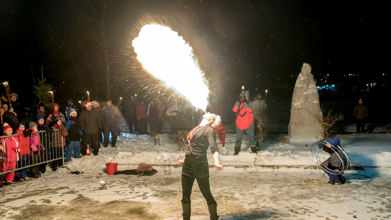 Un spectacle de jongleuses et cracheuses de feu a été représenté à l'issue de la traditionnelle marche aux flambeaux qui a eu lieu mercredi soir dernier à Saint-Georges pour célébrer le passage à l'hiver.