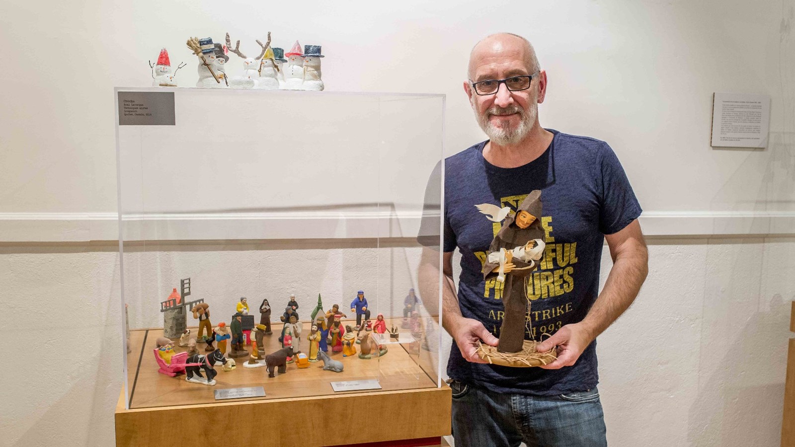 Pour compléter la collection de crèches héritée de son père, le metteur en scène Dominick Trudeau n'a pas hésité à faire appel à différents artistes québécois. C'est Claude Lafortune qui a confectionné la statue de Saint-François d'Assise présente dans ses mains.