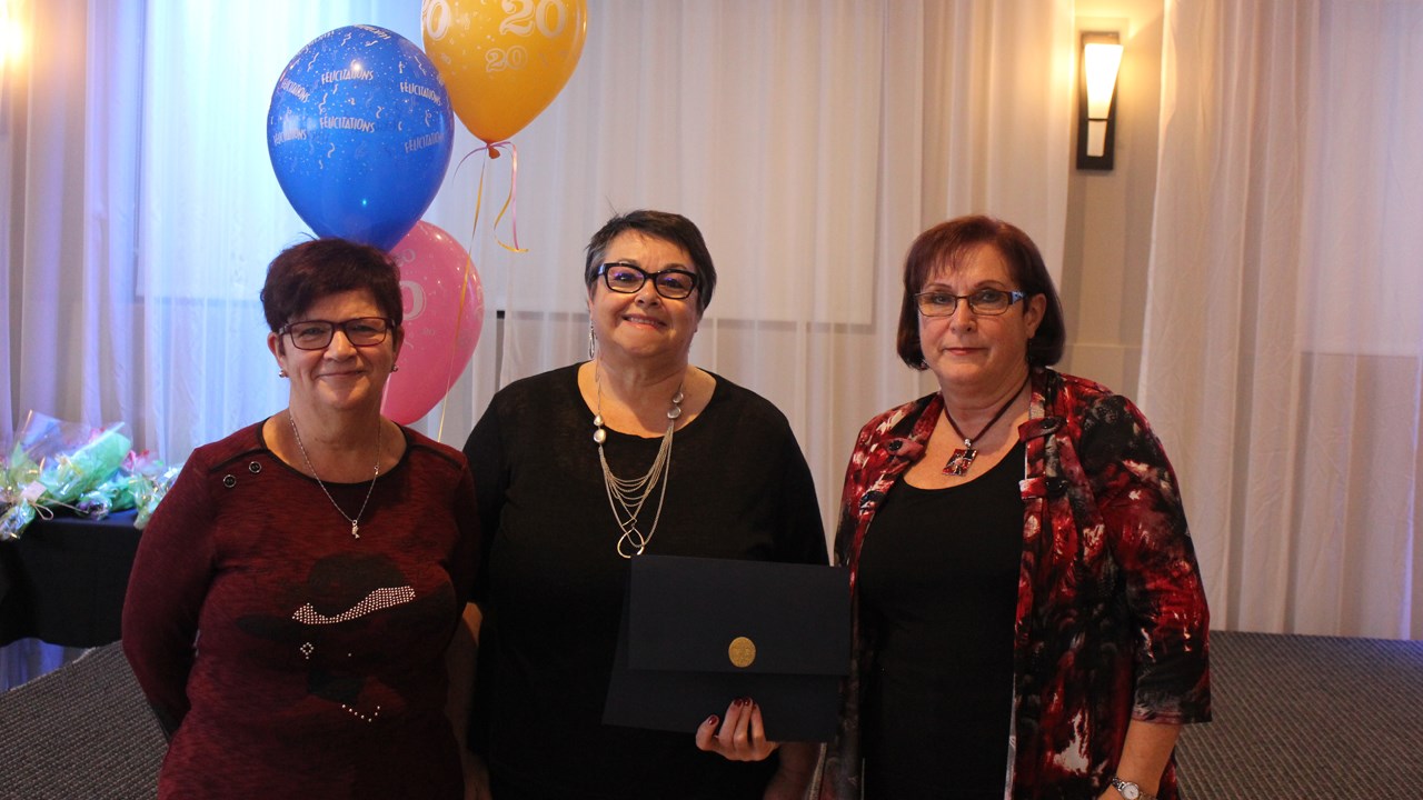 Les récipiendaires du certificat de reconnaissance Camille Morin (gauche) et Nicole Lachance (droite) entourant la représentante du député Paul Busque, Diane Faucher.