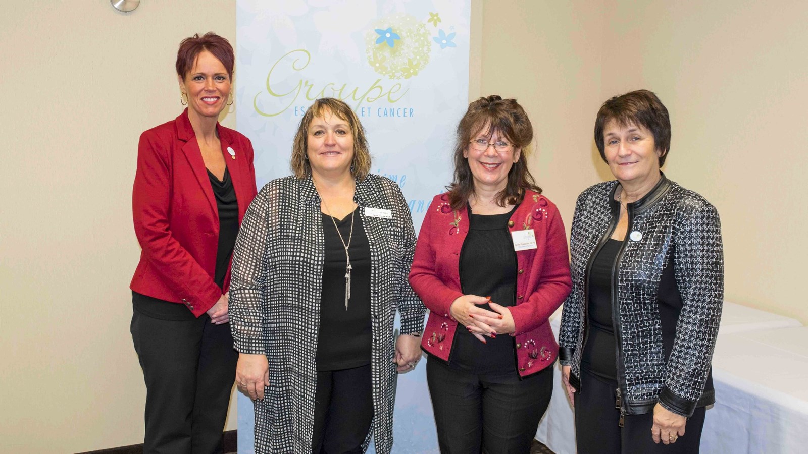 Lyse Perron, directrice générale du Groupe Espérance et Cancer et Sylvie Rousseau, présidente d'honneur du prochain brunch bénéfice, entourées des deux commanditaires, Marie-Josée Poulin, directrice générale adjointe de la Caisse populaire du Sud de la Chaudière et Michèle Veilleux, directrice générale du Manoir Quartier.