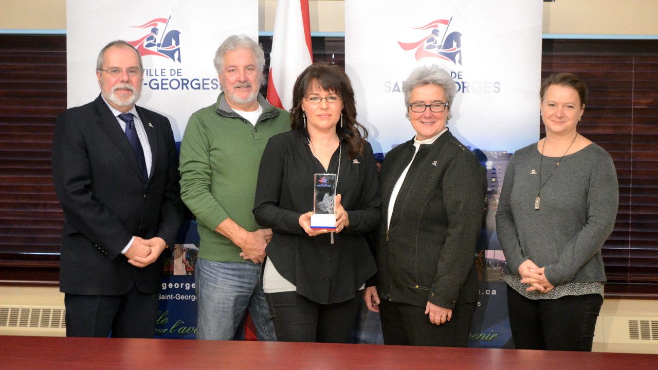 Le maire de Saint-Georges, Claude Morin, le conseiller municipal, Serge Thomassin, l'adjointe à la maire, Lisa Gagné, la directrice du Service des loisirs et de la culture, Carole Paquet, et la chef de division de la programmation, Line Turgeon.