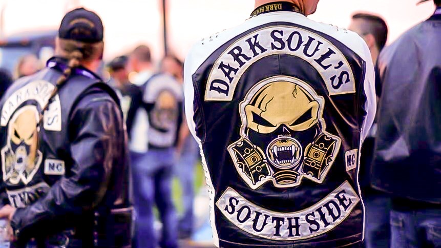 Une soixantaine de policiers ont effectué, vendredi soir, une descente au repaire présumé des Dark Soul's, à Scott, où les motards, affiliés aux Hells Angels, auraient tenu un débit clandestin de boissons alcoolisées. 
