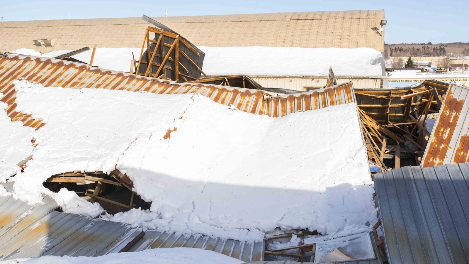 Effondrement d'un entrepôt à bois à Saint-Joseph sous le poids de la neige