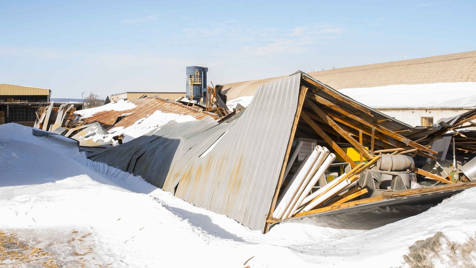 Effondrement d'un entrepôt à bois à Saint-Joseph sous le poids de la neige