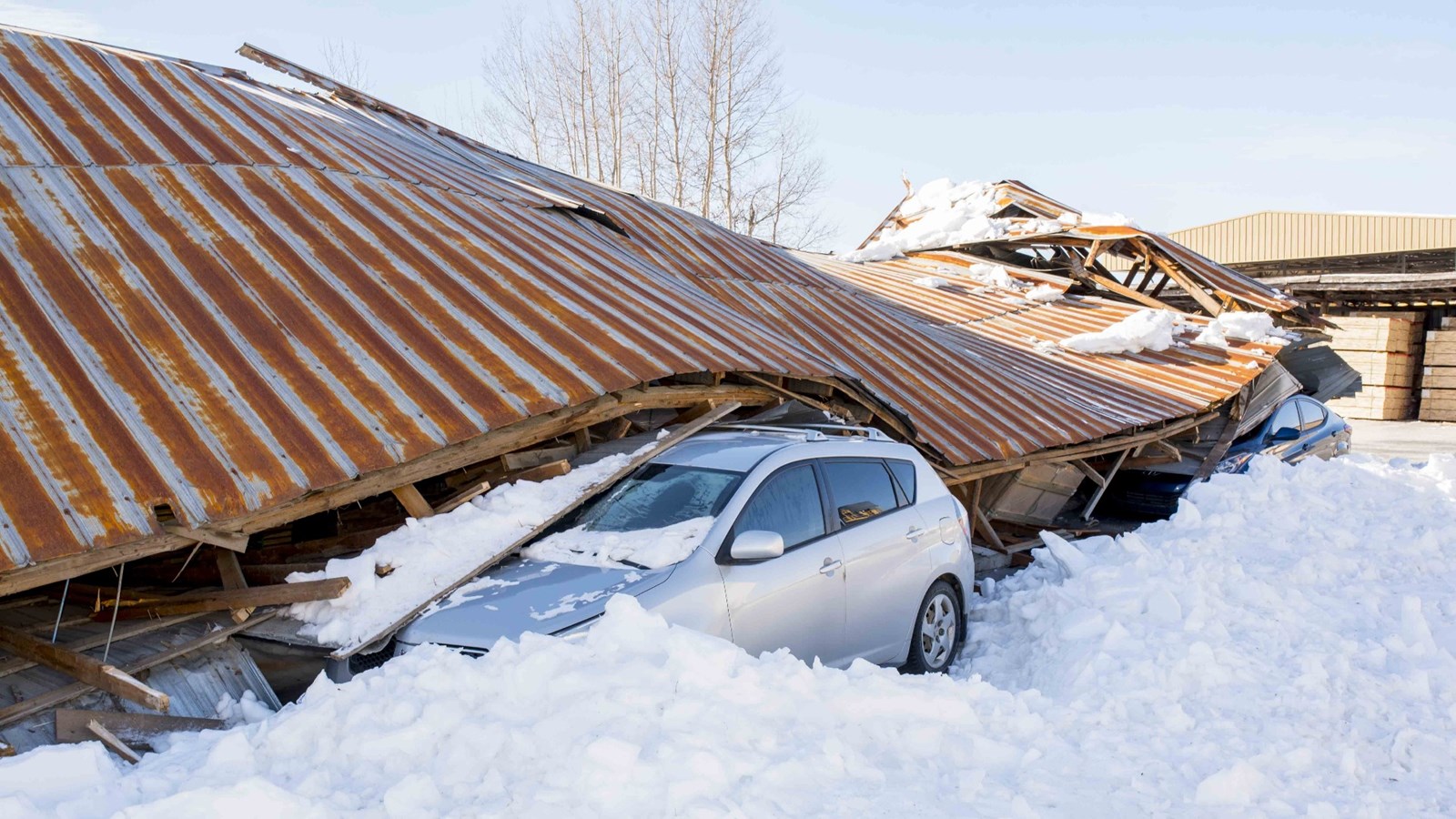 Effondrement d'un entrepôt à bois à Saint-Joseph sous le poids de la neige