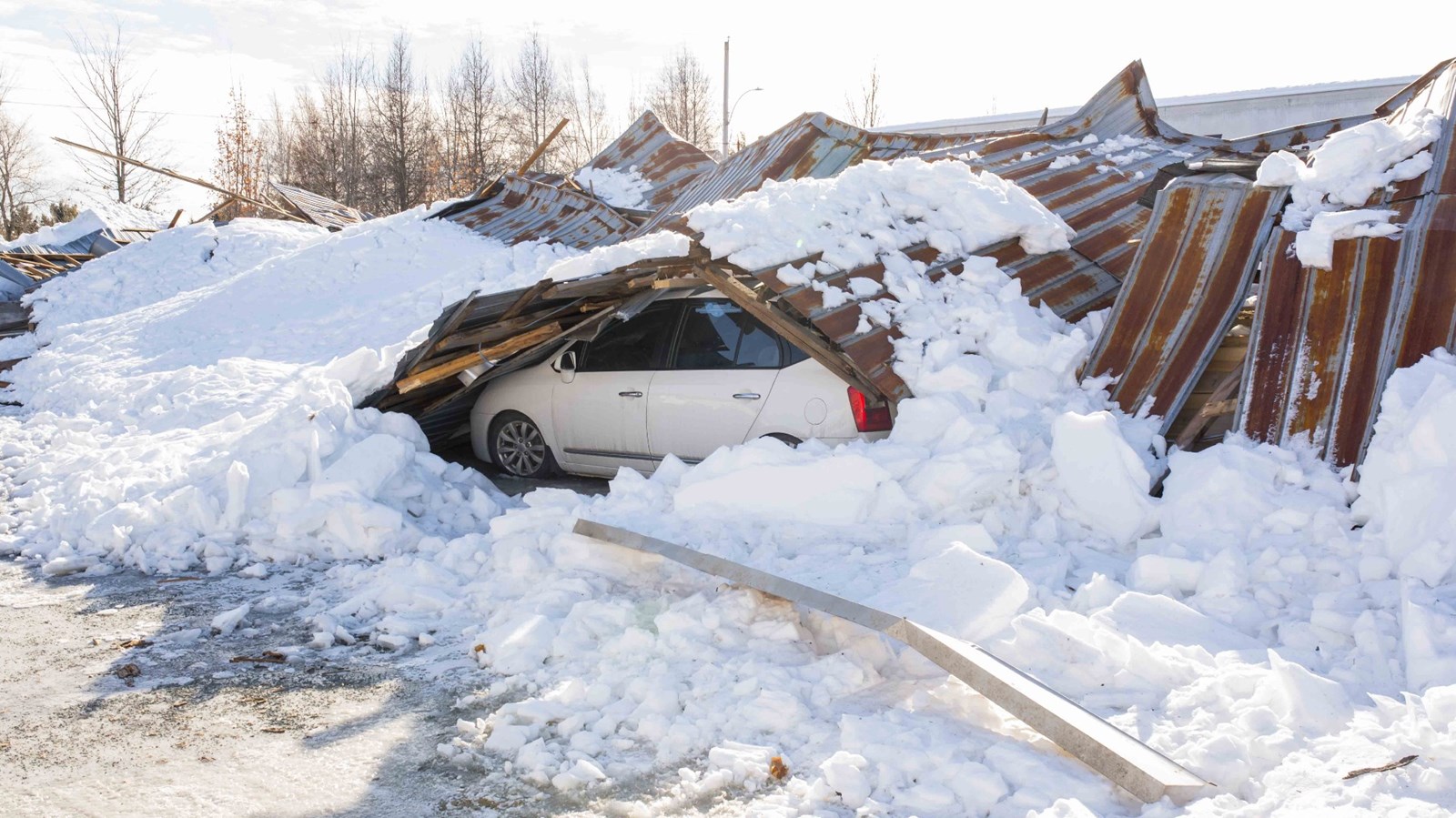 Effondrement d'un entrepôt à bois à Saint-Joseph sous le poids de la neige