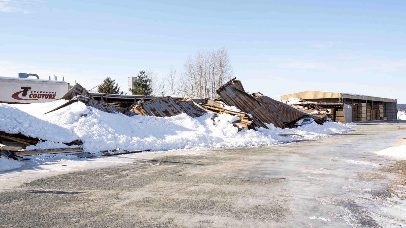 Effondrement d'un entrepôt à bois à Saint-Joseph sous le poids de la neige