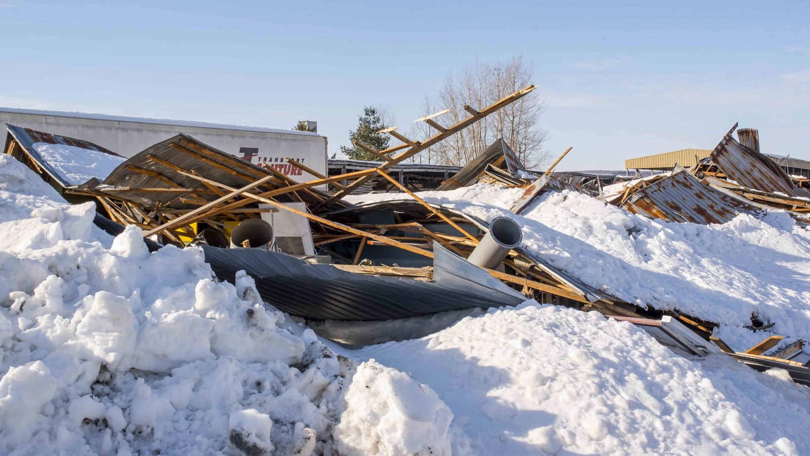 Effondrement d'un entrepôt à bois à Saint-Joseph sous le poids de la neige