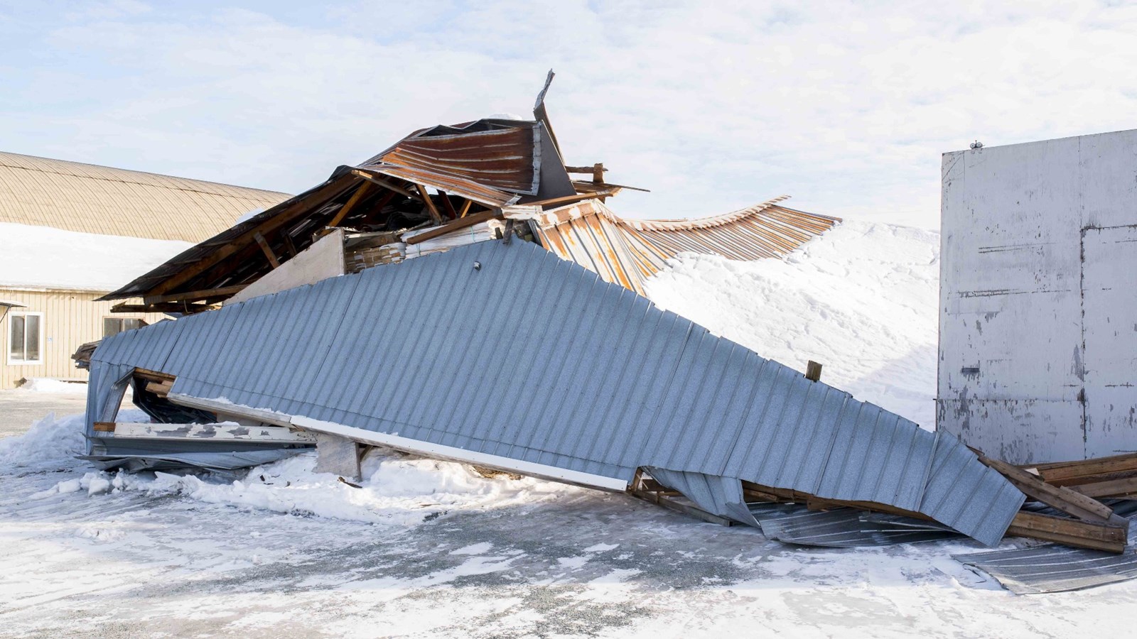 Effondrement d'un entrepôt à bois à Saint-Joseph sous le poids de la neige