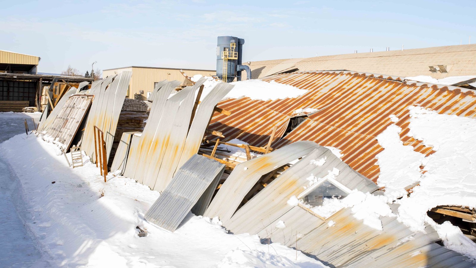 Effondrement d'un entrepôt à bois à Saint-Joseph sous le poids de la neige