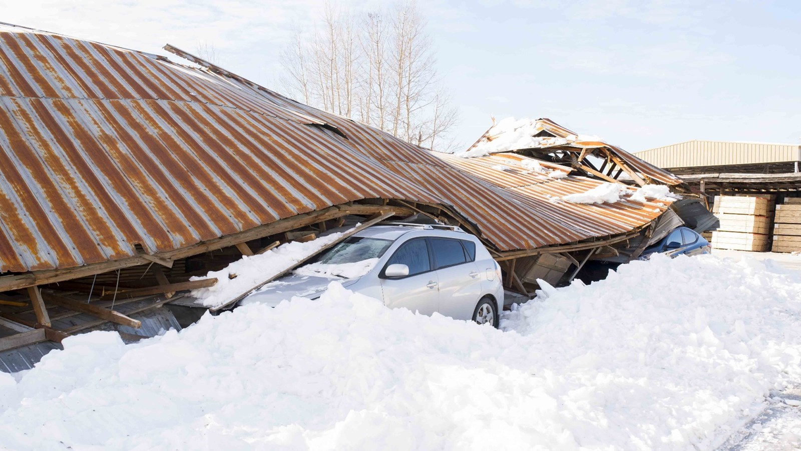 Effondrement d'un entrepôt à bois à Saint-Joseph sous le poids de la neige