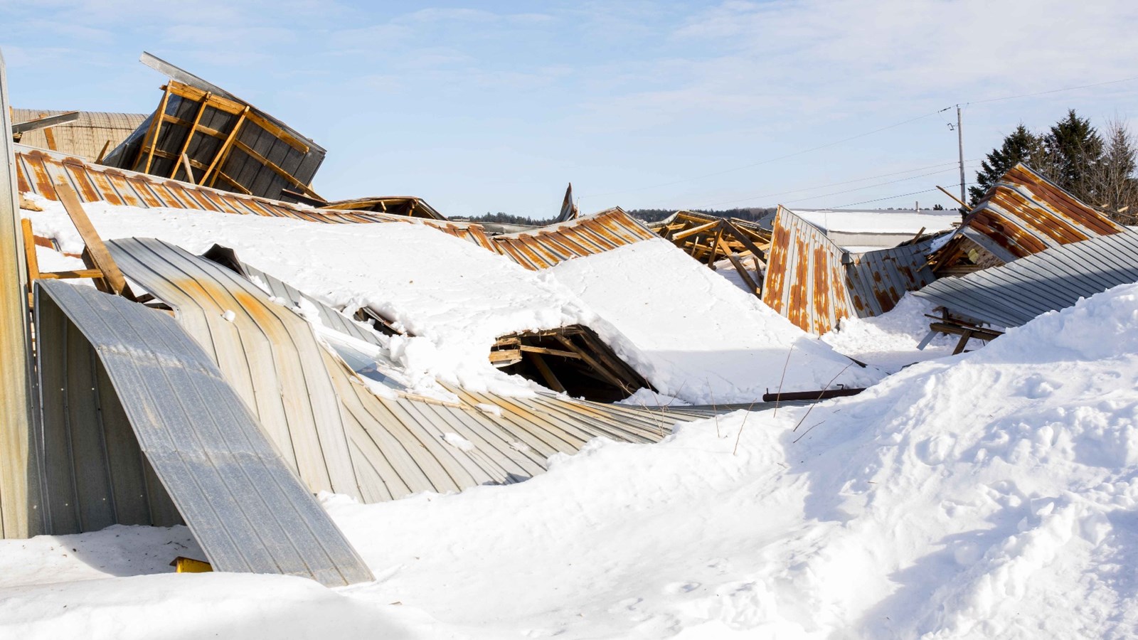 Effondrement d'un entrepôt à bois à Saint-Joseph sous le poids de la neige