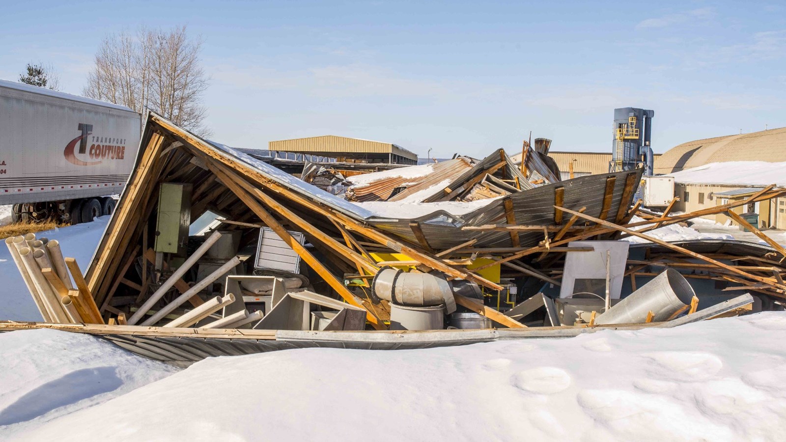 Effondrement d'un entrepôt à bois à Saint-Joseph sous le poids de la neige