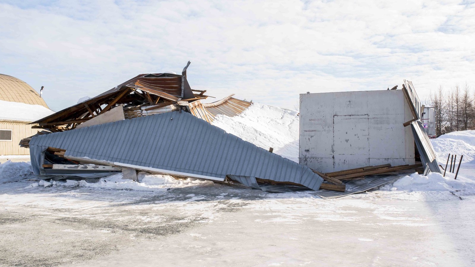 Effondrement d'un entrepôt à bois à Saint-Joseph sous le poids de la neige