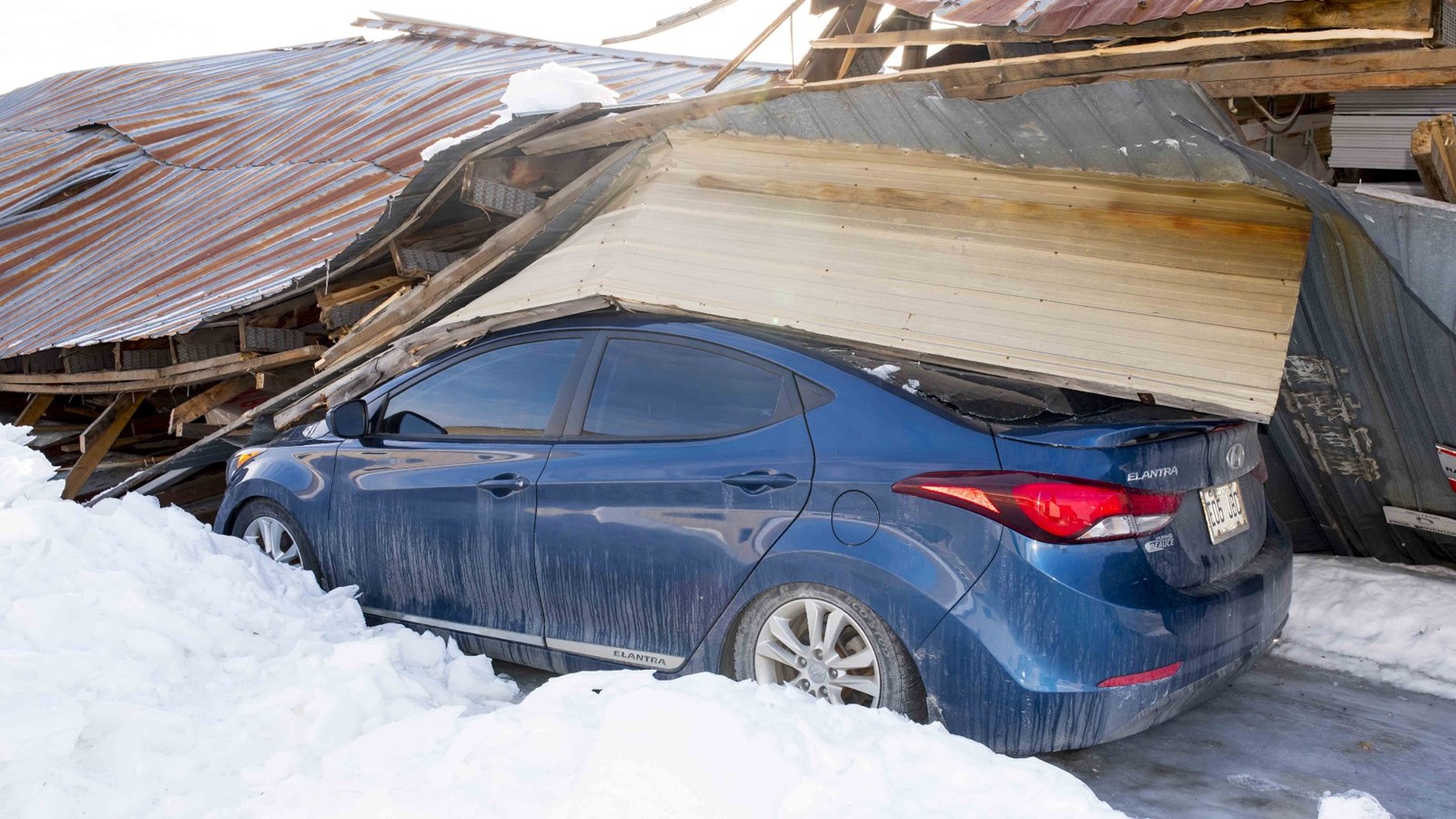 Effondrement d'un entrepôt à bois à Saint-Joseph sous le poids de la neige