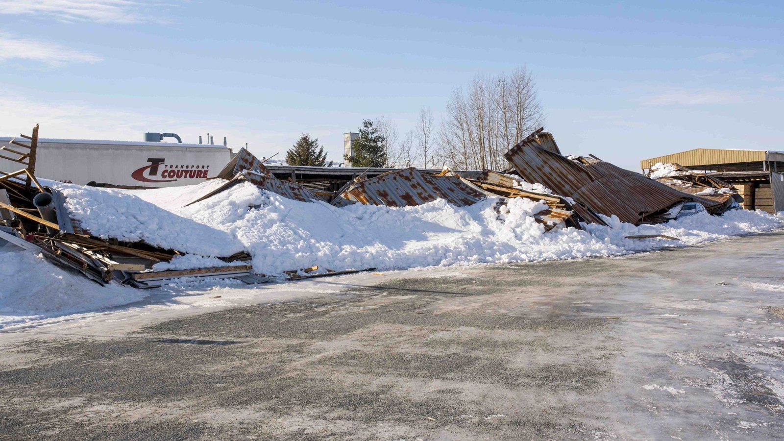 Effondrement d'un entrepôt à bois à Saint-Joseph sous le poids de la neige