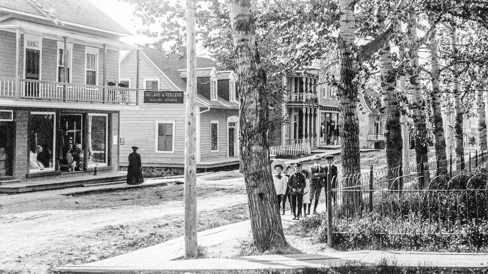 Prise vers 1910, la photo représente l'angle de l'avenue du Palais et de la Côte Taschereau à Saint-Joseph-de-Beauce. Elle fait partie du circuit patrimonial de la municipalité disponible sur le site internet développé par la MRC Robert-Cliche.