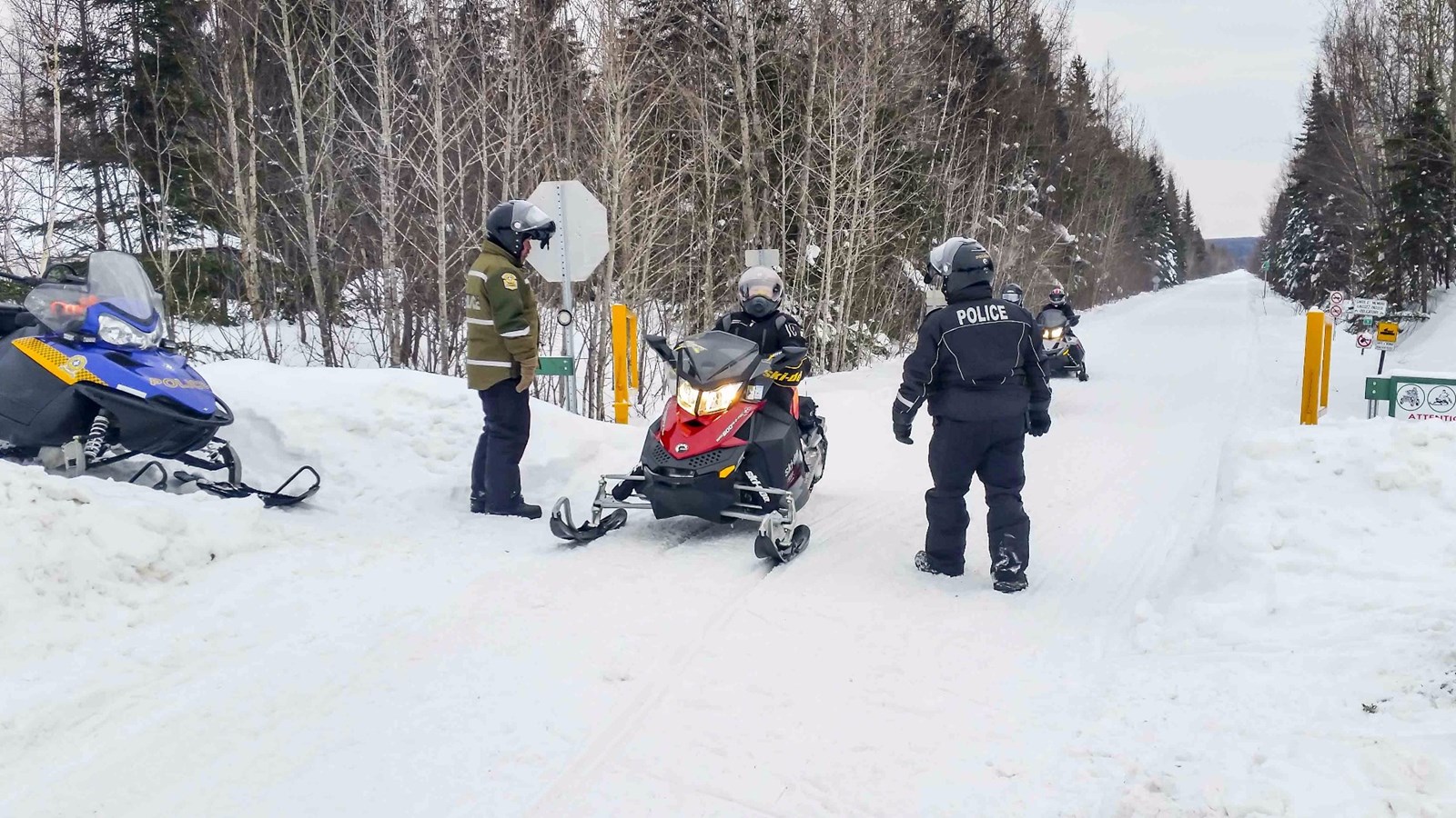 Cent constats d'infraction ont été remis à des motoneigistes dans les régions Capitale-Nationale et Chaudière-Appalaches au cours de la dernière fin de semaine.