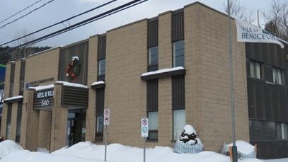 Beauceville met ses drapeaux en berne en soutien à Québec