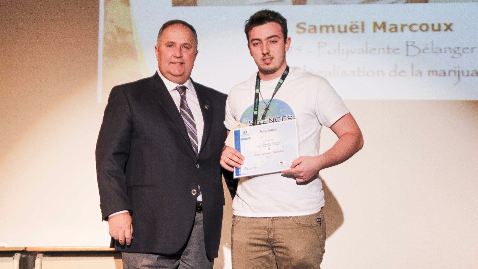 Paul Busque et Samuël Marcoux, gagnant du prix Coup de coeur Desjardins pour les écoles secondaires.