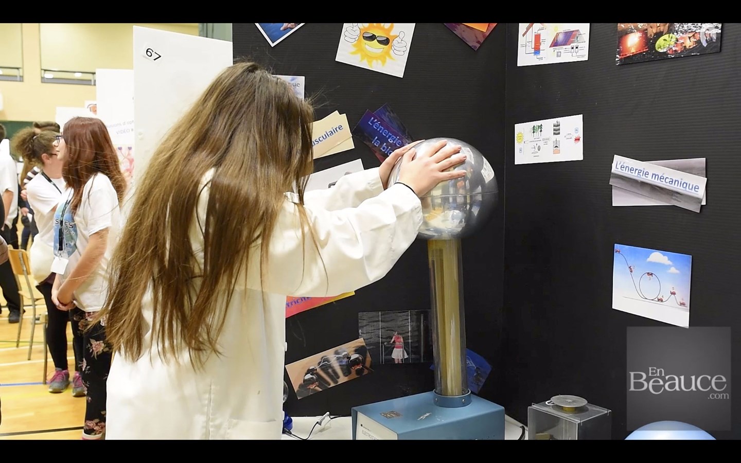 En tout, 65 kiosques ont permis aux près de 1 000 visiteurs de s'initier à différentes expérimentations scientifiques au cours de l'Expo-sciences 2017 qui s'est tenue à la Polyvalente Bélanger jeudi et vendredi derniers.