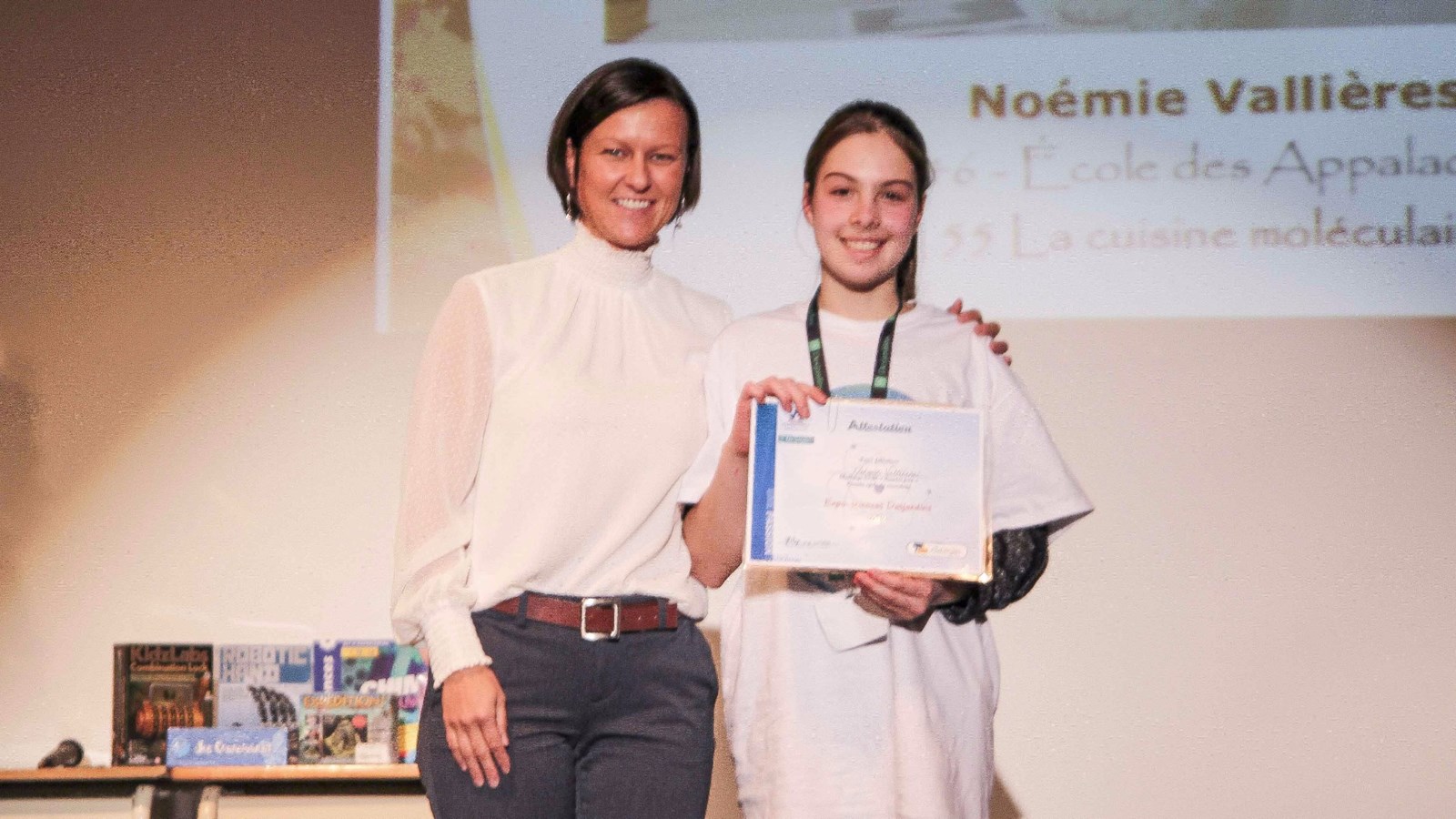 Karina Roy et Noémie Vallières, lauréate du 1er prix Challenge CSBE - 1er cycle.