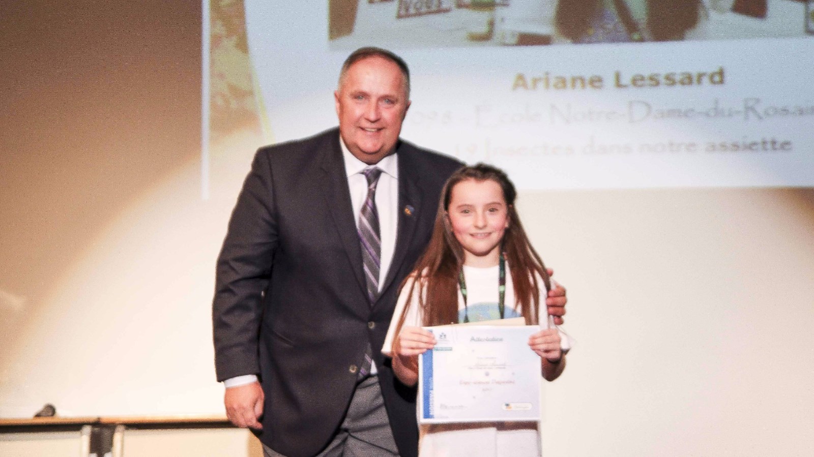 Paul Busque et Ariane Lessard, lauréate du prix Coup de coeur Desjardins pour les écoles primaires.