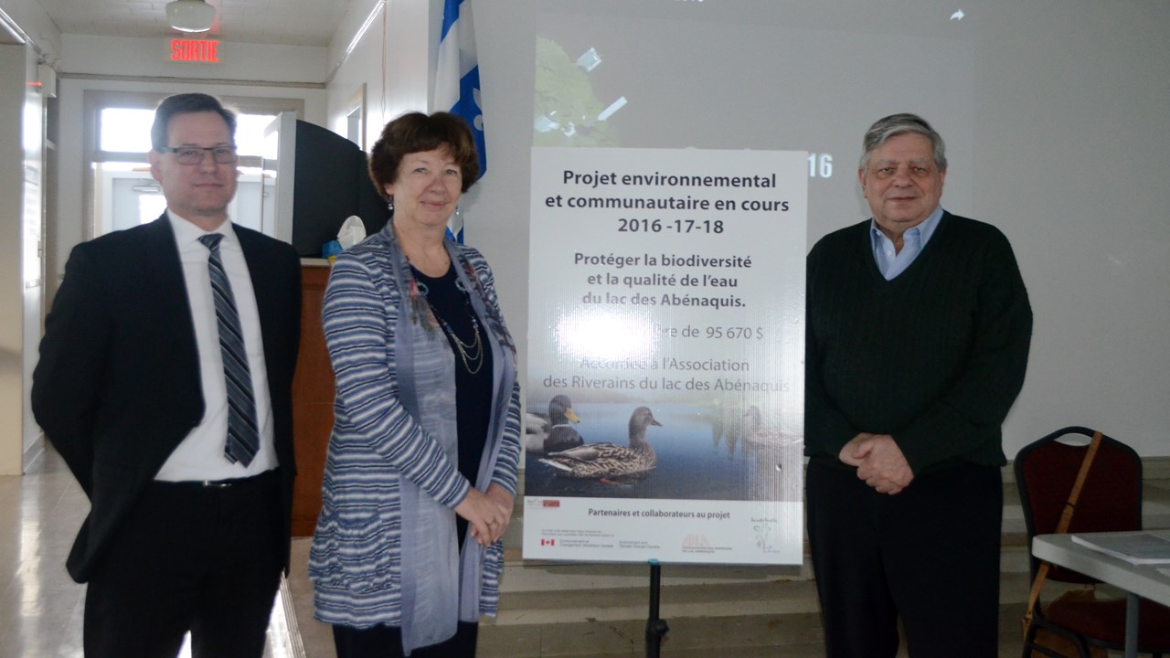 Le vice-président de l'ARLA, Carl Yergeau, et la présidente, Claire Maranda, ainsi que le maire de Sainte-Aurélie, Gilles Gaudet, ont présenté le montant accordé par Environnement Canada pour combattre la prolifération du myriophylle à épi.