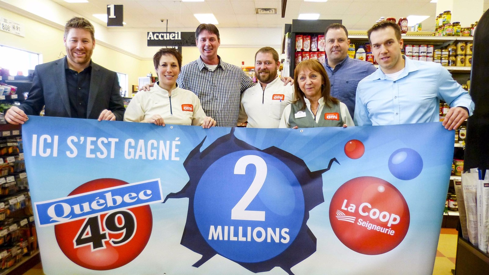 De gauche à droite, le représentant de Loto-Québec, l'assistante-gérante du magasin, le gagnant du gros lot, le gérant du Marché Ami, une employée, un représentant de Loto-Québec et le directeur des ventes détail de La Coop Seigneurie.