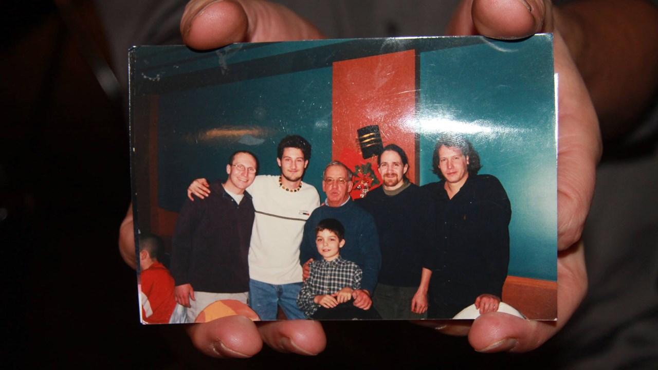 Dans les mains du premier Petit frère Dave, une photo où les six amis sont réunis.