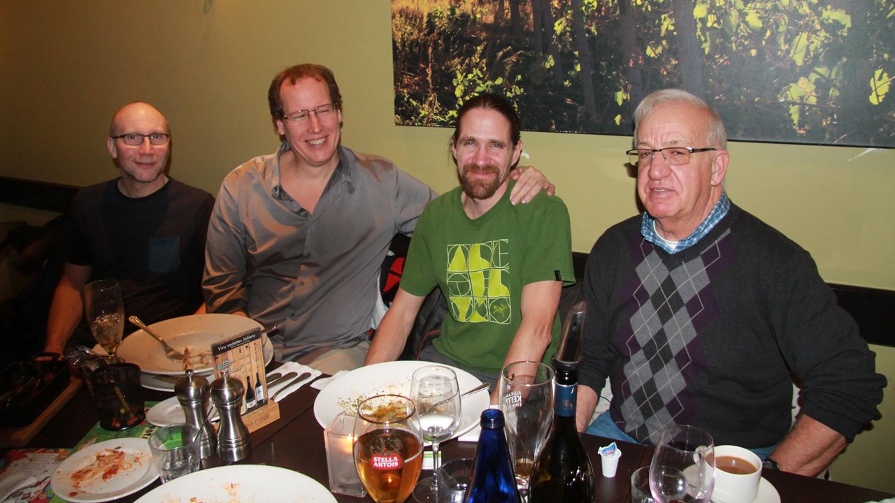 Réunis autour d'un bon repas, de gauche à droite, André, Dave, Pierre Bergeron et Claude.