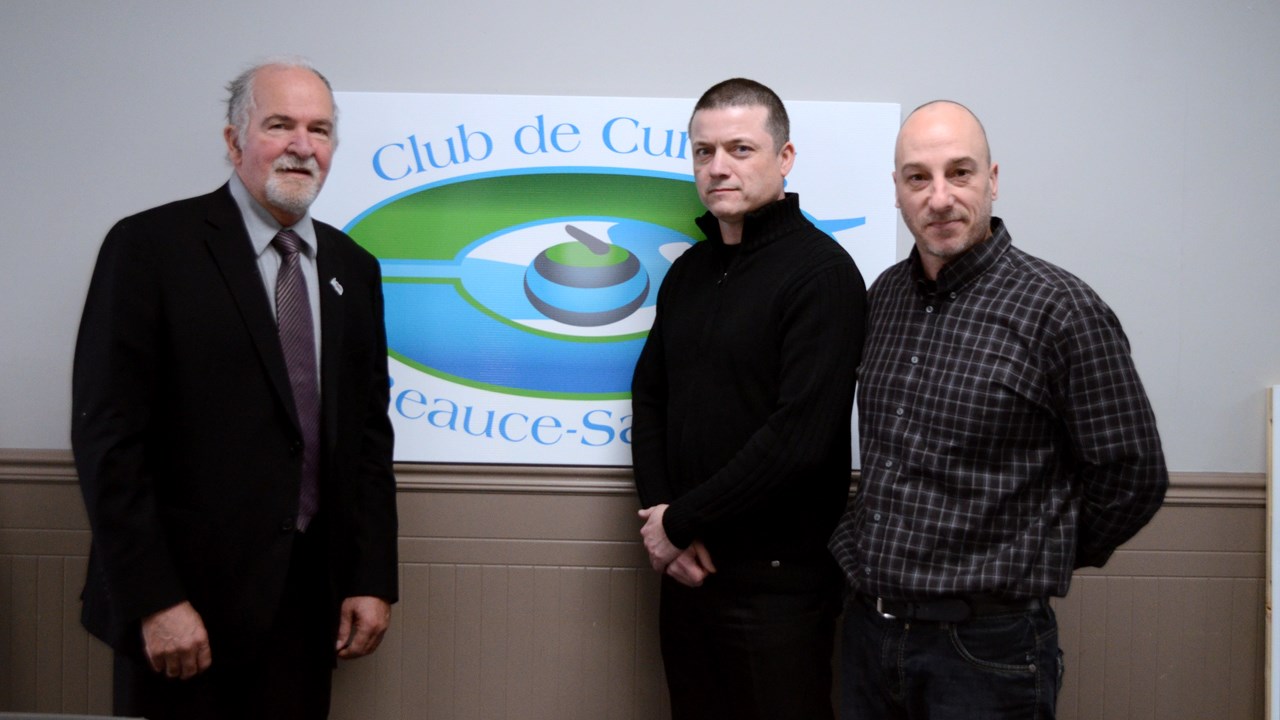 Le préfet de la MRC Beauce-Sartigan, Pierre Bégin, le directeur général de Saint-Honoré, Serge Vallée, et le responsable du projet curling, Éric Rouillard, ont présenté le Club de curling Beauce-Sartigan.