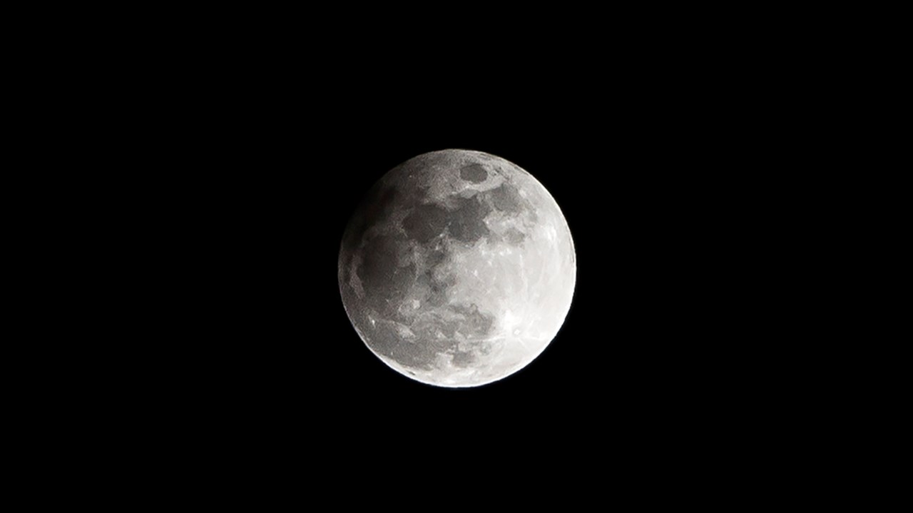 L'éclipse partielle de lune qui s'est produite vendredi soir était visible par la trace de pénombre laissée sur une partie de l'astre, due au blocage d'une partie des rayons du soleil par la terre.