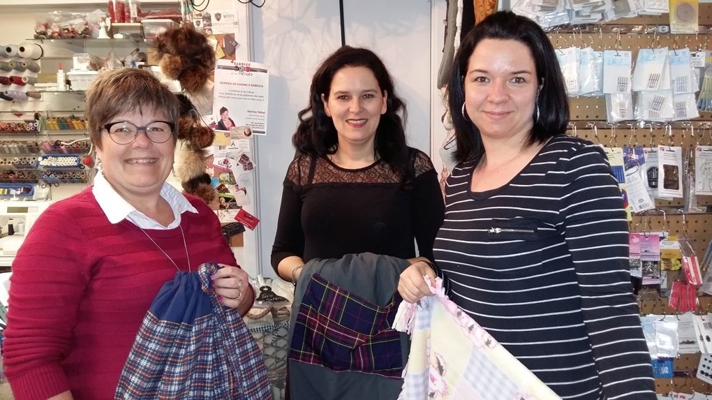Mme Nathalie Morissette, responsable du programme « Les p'tits coeurs au chaud », Mme Anik Lachance, chef de service au programme jeunesse au bureau de Saint-Joseph et Mme Vicky Jacques, responsable des dossiers au Cercle de Fermières de Sainte-Marie.