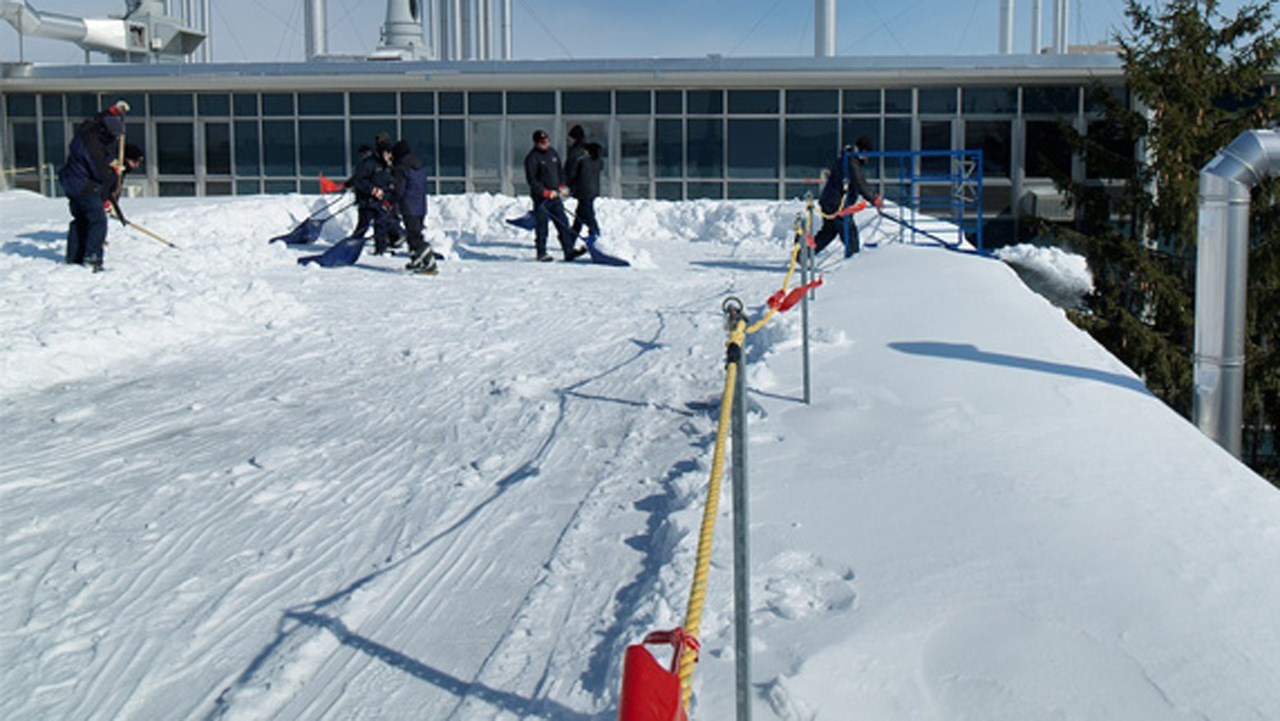 Divers conseils pour bien pratiquer le déneigement de son toit.