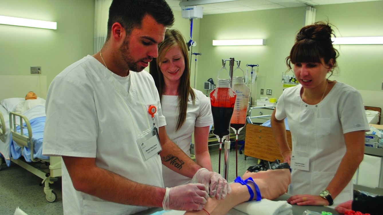 Des étudiants dans un laboratoire de soins infirmiers du Cégep Beauce-Appalaches.