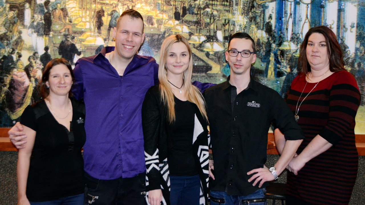 La propriétaire du Dooly's, Mélanie Breton, l'organisateur Gabriel Gignac et la présidente d'honneur de l'événement Sabrina Loubier, le gérant du Dooly's Daniel Côté, et Mélanie Veilleux de Parents d'anges.