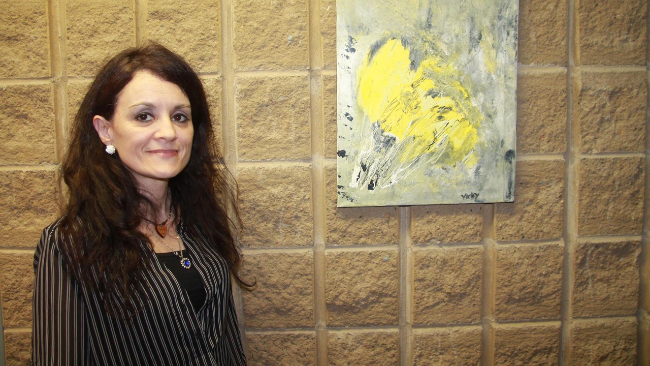 Vicky Therrien, l'organisatrice, pose ici devant son oeuvre Renaître, du nom de l'événement.