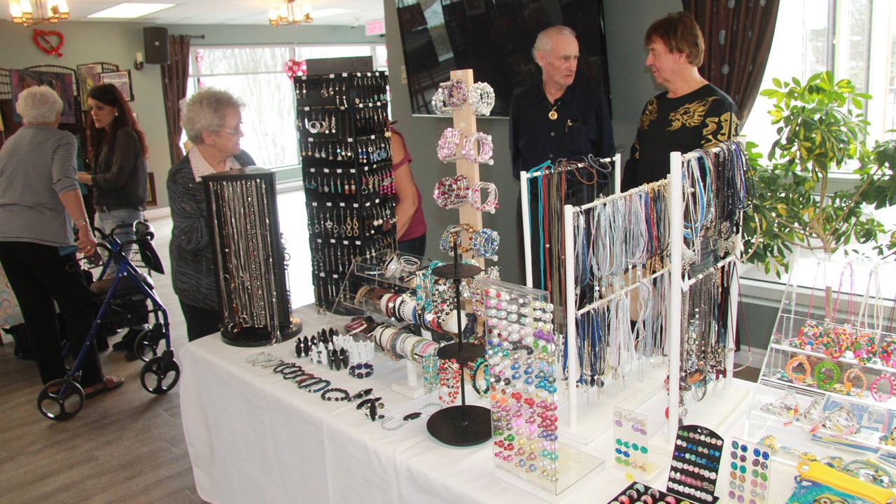 Ici, des artisans qui fabriquent des bijoux.