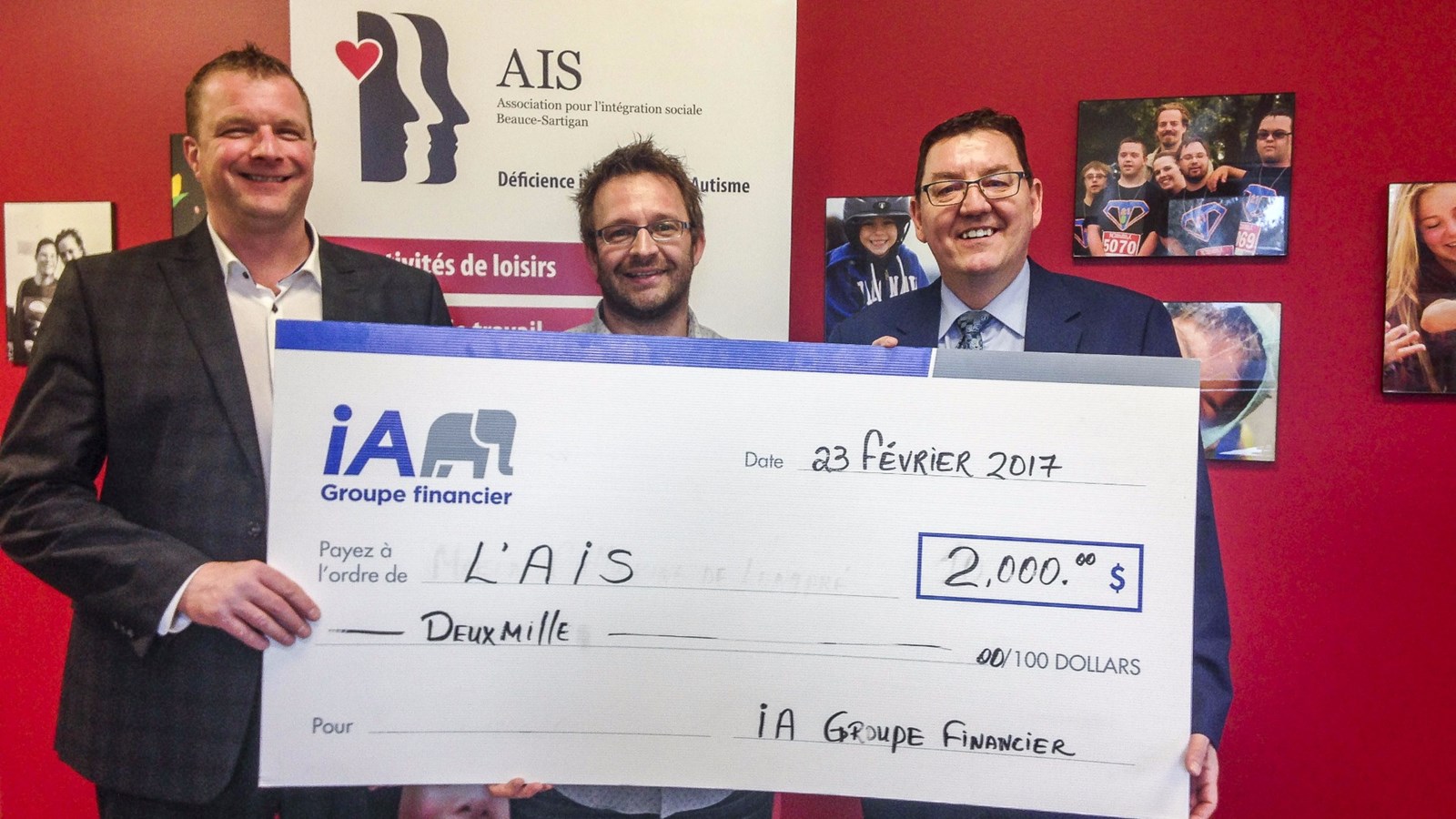 Présents sur la photo, de gauche à droite, André Longchamps, président du conseil d’administration de l’AIS, Emmanuel Rodrigue, directeur général de l’AIS, et Pierre Lacombe d’Industrielle Alliance.