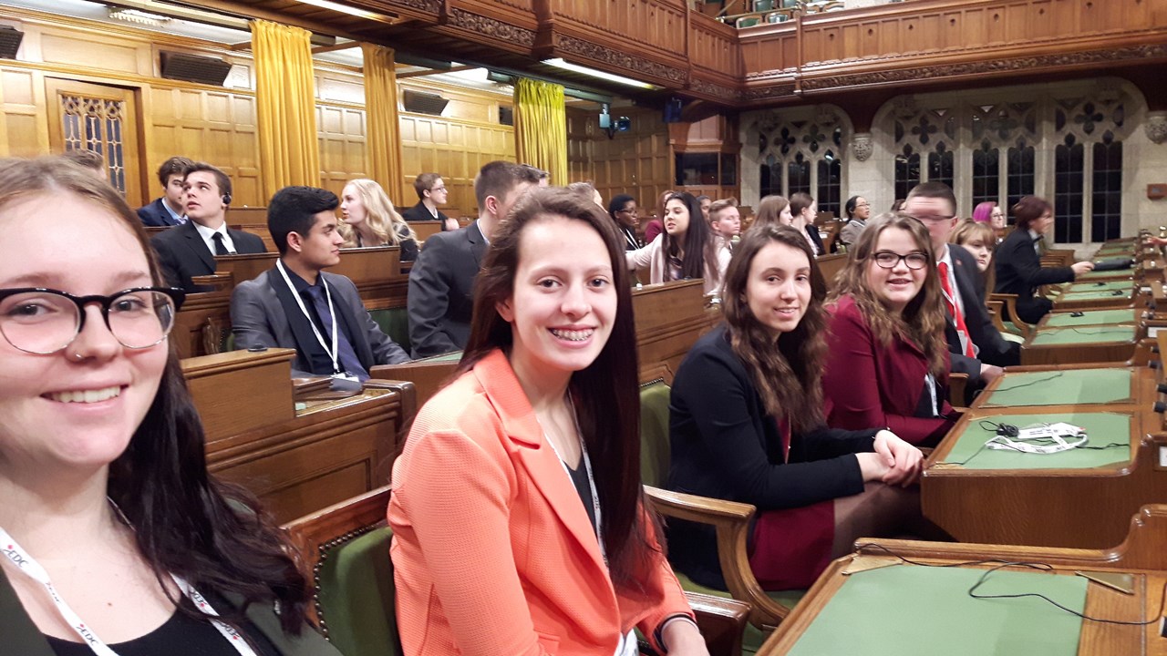 Quinze élèves de la CSBE s'initient à la politique lors du Forum pour jeunes canadiens