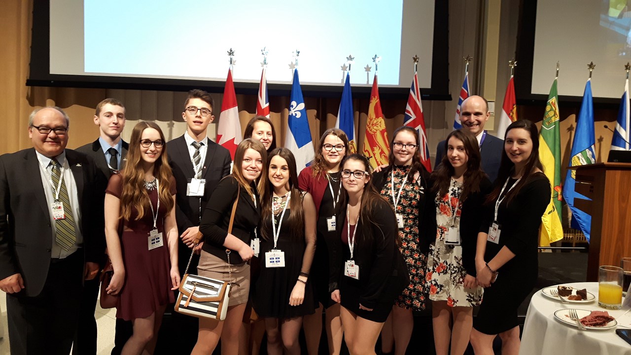 Quinze élèves de la CSBE s'initient à la politique lors du Forum pour jeunes canadiens