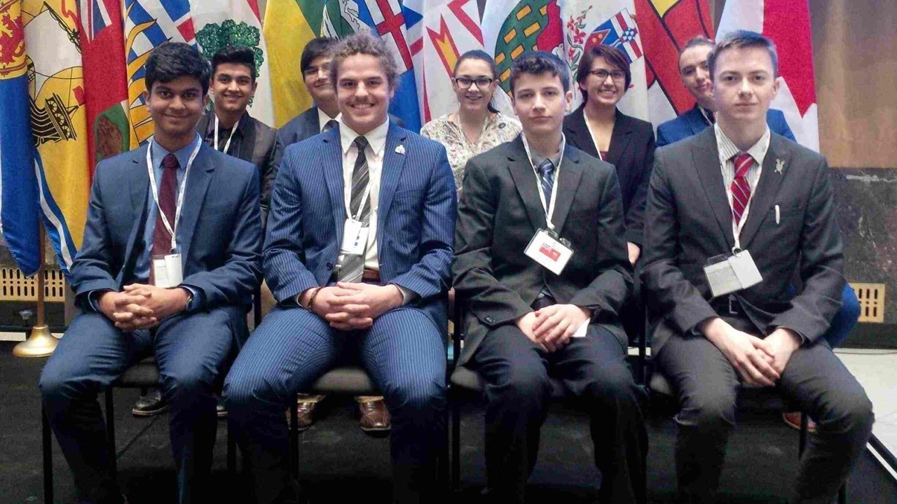 Quinze élèves de la CSBE s'initient à la politique lors du Forum pour jeunes canadiens