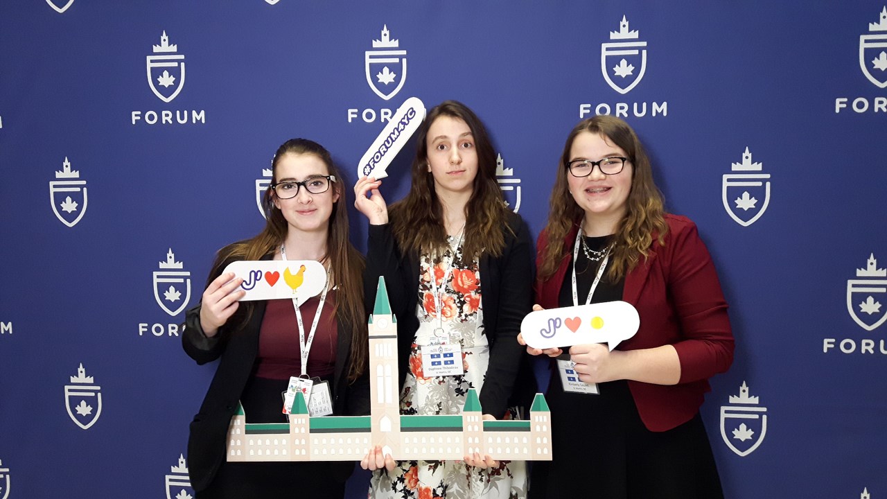 Quinze élèves de la CSBE s'initient à la politique lors du Forum pour jeunes canadiens