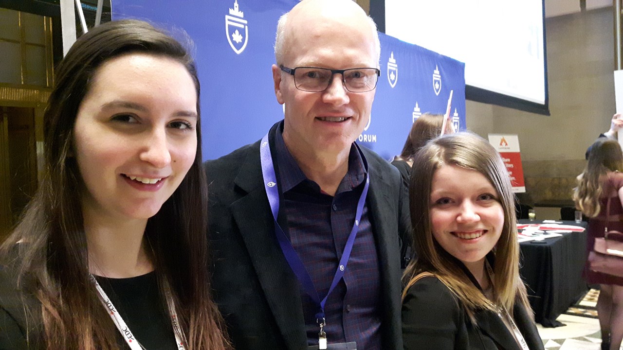 Quinze élèves de la CSBE s'initient à la politique lors du Forum pour jeunes canadiens