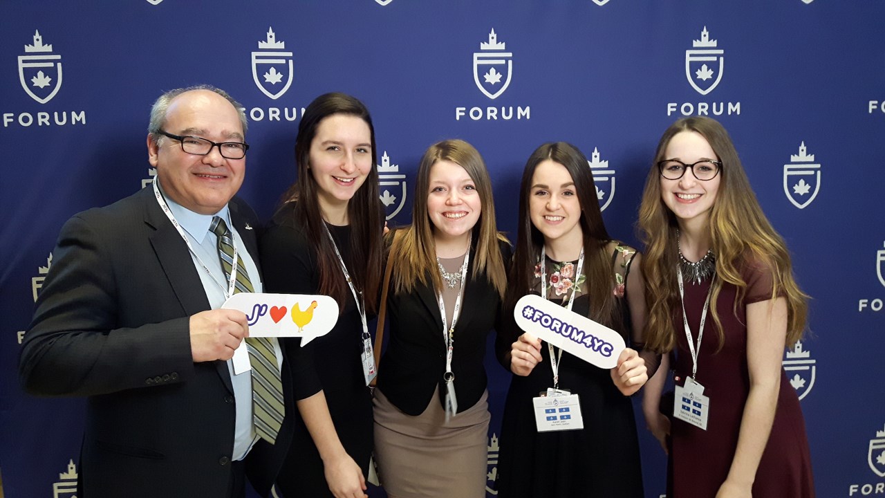 Quinze élèves de la CSBE s'initient à la politique lors du Forum pour jeunes canadiens