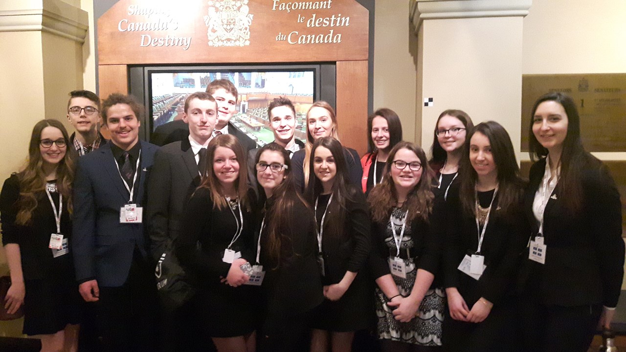 Quinze élèves de la CSBE s'initient à la politique lors du Forum pour jeunes canadiens