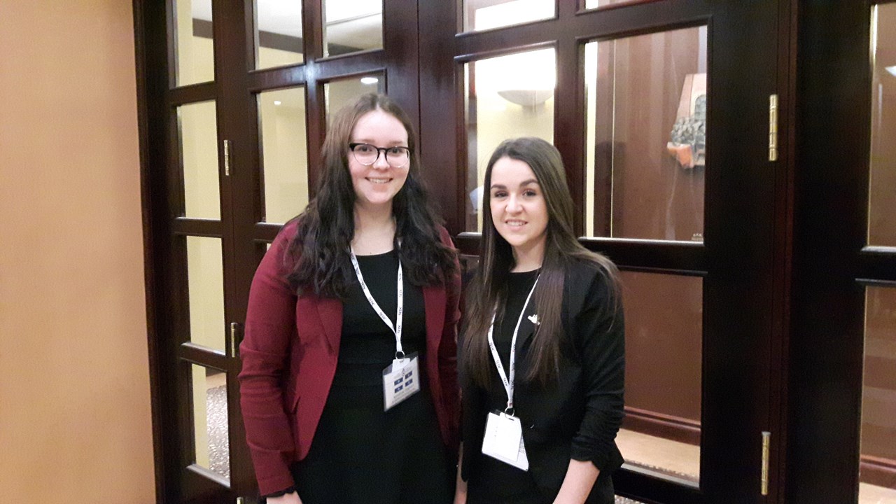 Quinze élèves de la CSBE s'initient à la politique lors du Forum pour jeunes canadiens